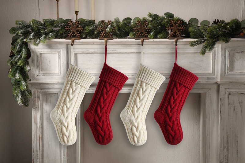 Gestrickte dekorative Weihnachtsstrümpfe Hängestück Farblich passende vergrößerte Staffelung Fried Dough Twists 46 groß_voghion.com