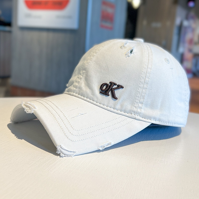 Sombreras de béisbol bordadas con letras personales moda para hombres y mujeres agujeros rotos gorra de boca de pato de pareja gorra de vaquero