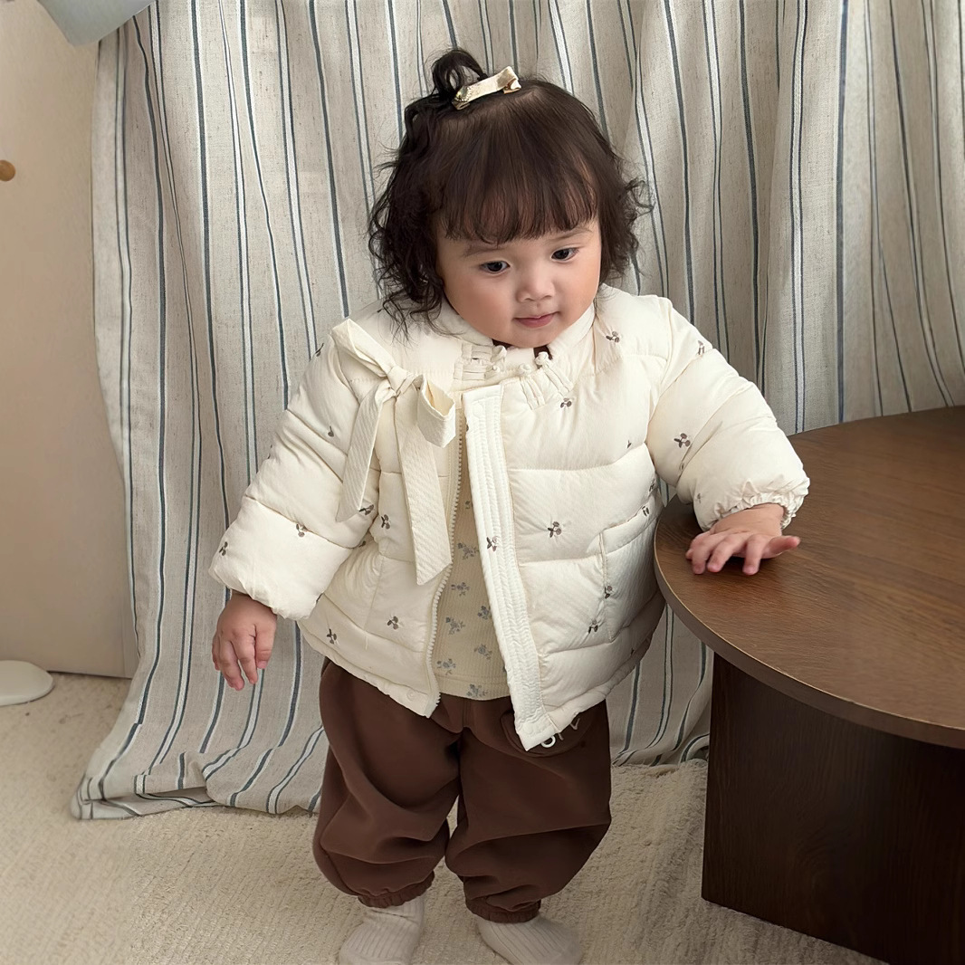 2024 nuevo otoño e invierno lindo traje de bebé súper lindo dibujos animados simple cereza engrosamiento cálido traje de dos piezas para bebés