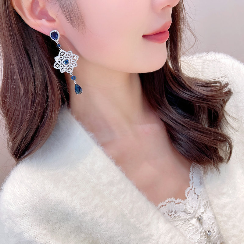 Light luxury high-end heavy industry earrings banquet dress with long hollow pattern water drop earrings_voghion.com