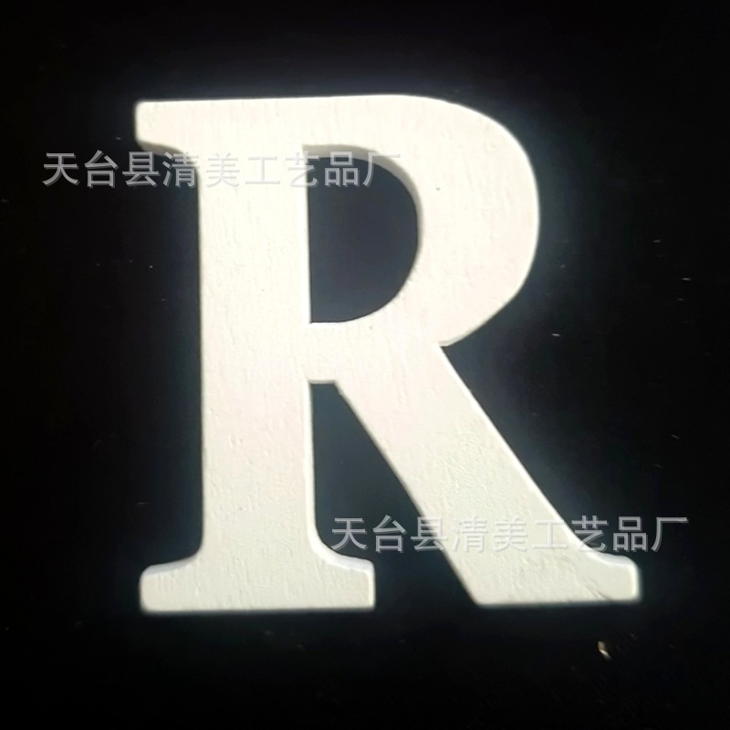 Nuevos productos transfronterizos Decoración navideña Colgante de hoja de madera Artesanía de madera Colgante pequeño Colgante de costura a cuadros negro y rojo