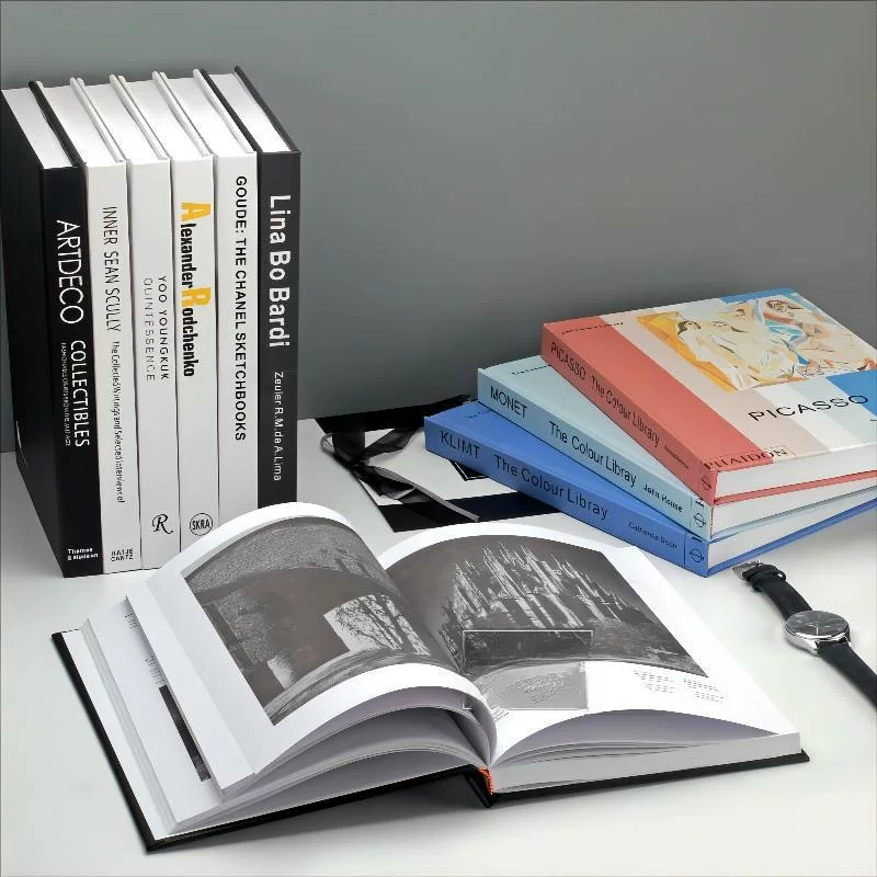 Описание декора комнаты настоящей книги, оформление комнаты для чтения, журнальный столик, качающийся книжный шкаф, реквизит для фотосъёмки, декоративное оформление журналов