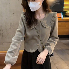 子供の襟のコーデュロイのシャツの上着の女性の秋冬のデザイン感の小さい大衆のファッションの洋風の中でシャツを掛けて底の小さいシャツを打ちます。