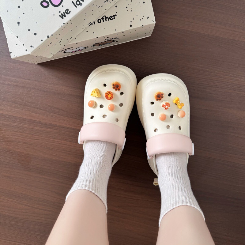 New cute little toy accessories for women's clogs, a soothing summer outdoor slip-on sandal that is gentle and versatile New cute little toy accessories for women's clogs, a soothing summer outdoor slip-on sandal that is gentle and versatile