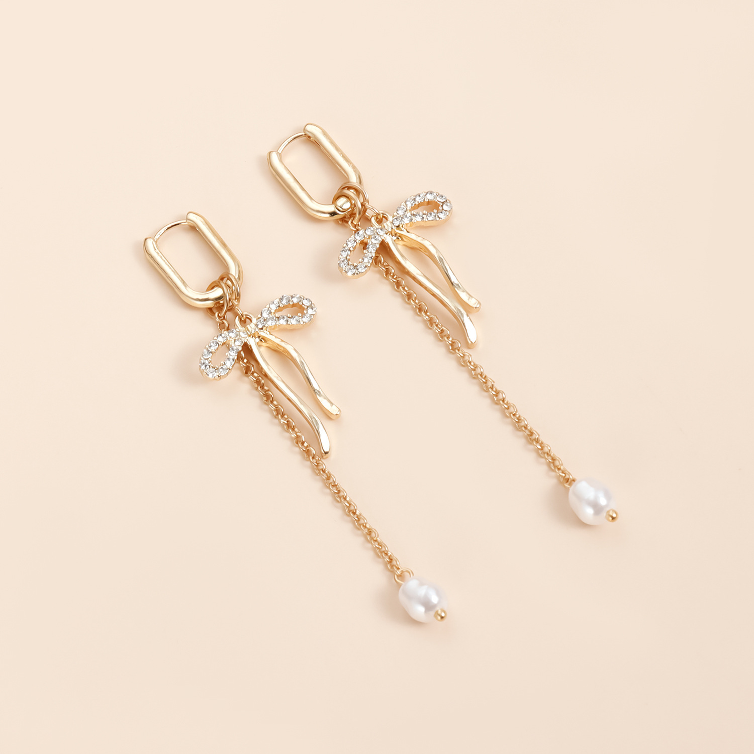 Brincos elegantes de mulher com borboleta pérola e diamantes_voghion.com