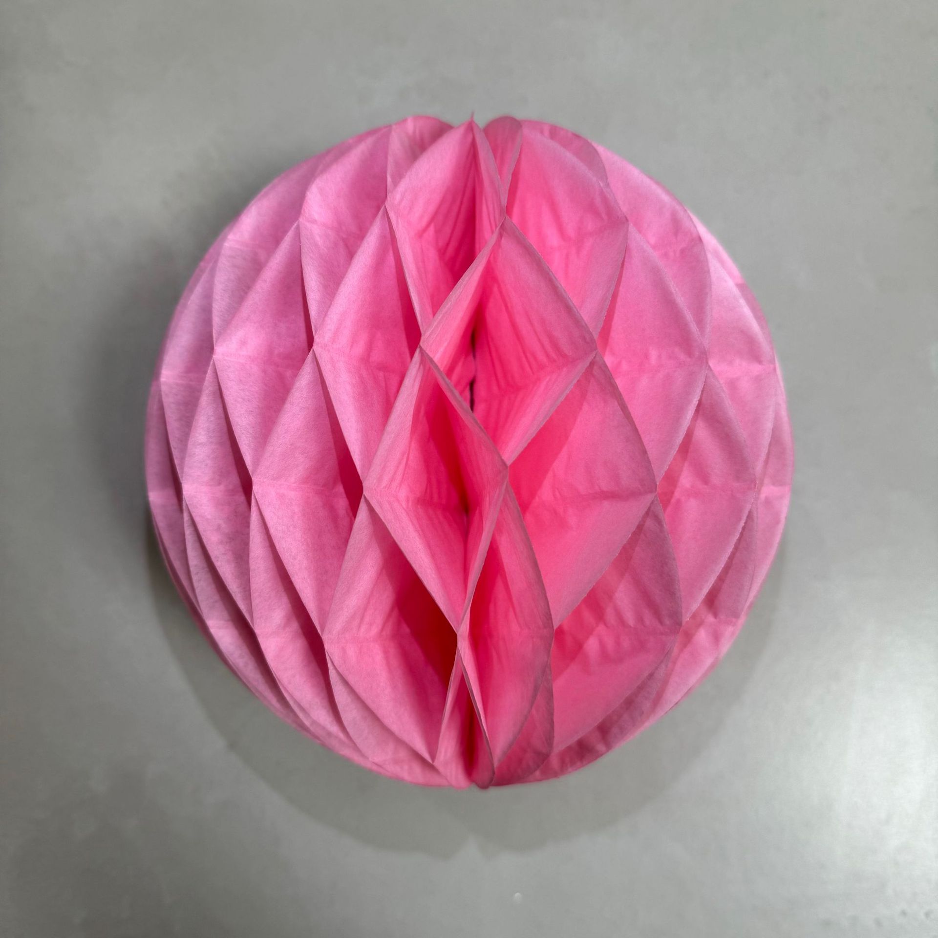 Yisheng Bola de panal Columna Decoración de la sala de bodas Conjunto de decoración de la ceremonia de boda Casa nueva para hombres y mujeres Dormitorio Sala de estar Pared de fondo