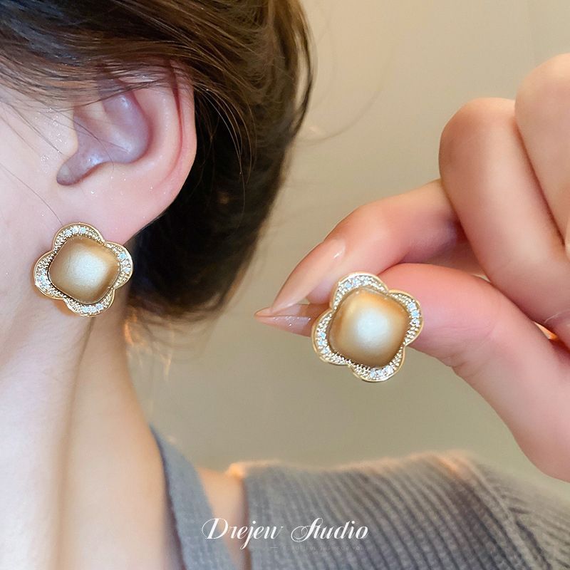 Pendientes de camelia de simulación de aguja de plata Pendientes elegantes retro francés Pendientes de todo fósforo de moda personalizada