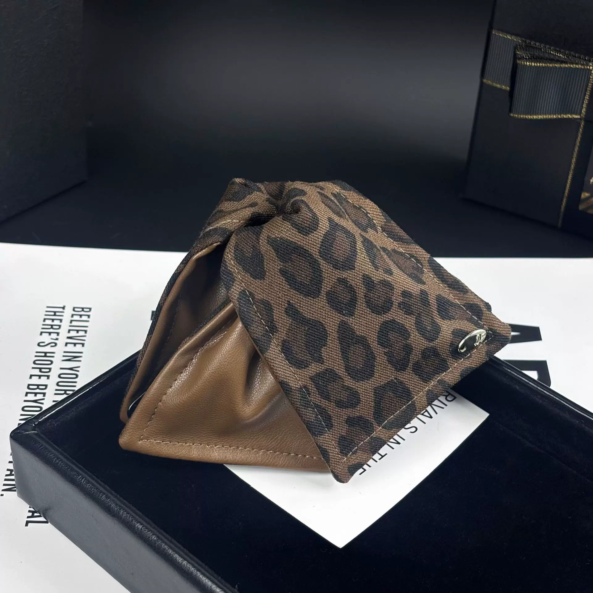 小众高级感皮革流沙豹纹发夹甜酷风秋冬高级感发夹后脑勺鲨鱼夹子