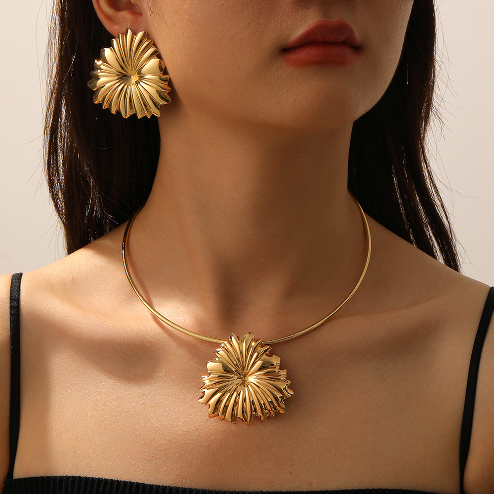 Transfronterizos europeos y estadounidenses exagerados collares de flores tridimensionales set de aretes de aretes de estilo metálico personalidad set de joyería para mujeres