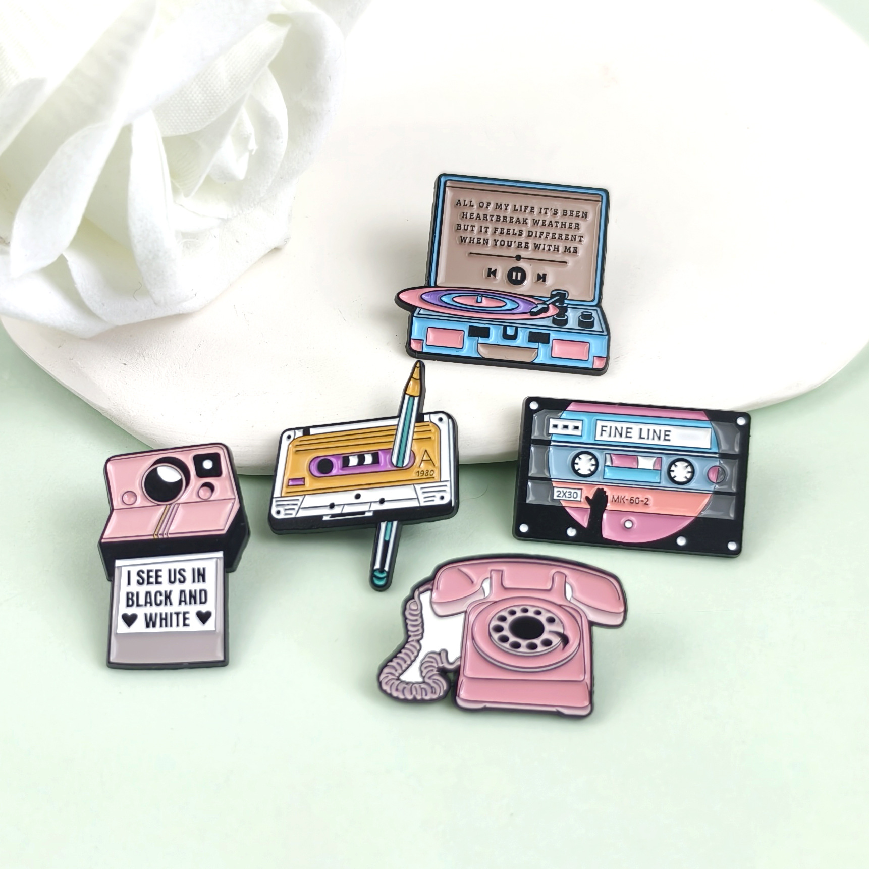 Insignia de serie de equipos electrónicos de dibujos animados, forma creativa, cinta, cámara, accesorios de teléfono, broche de aleación, lugar transfronterizo