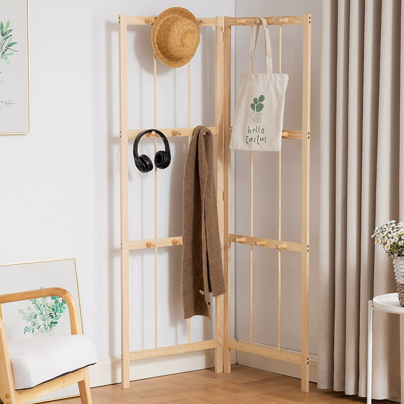 Складная вешалка для одежды на полу в спальне рядом с кроватью ночью