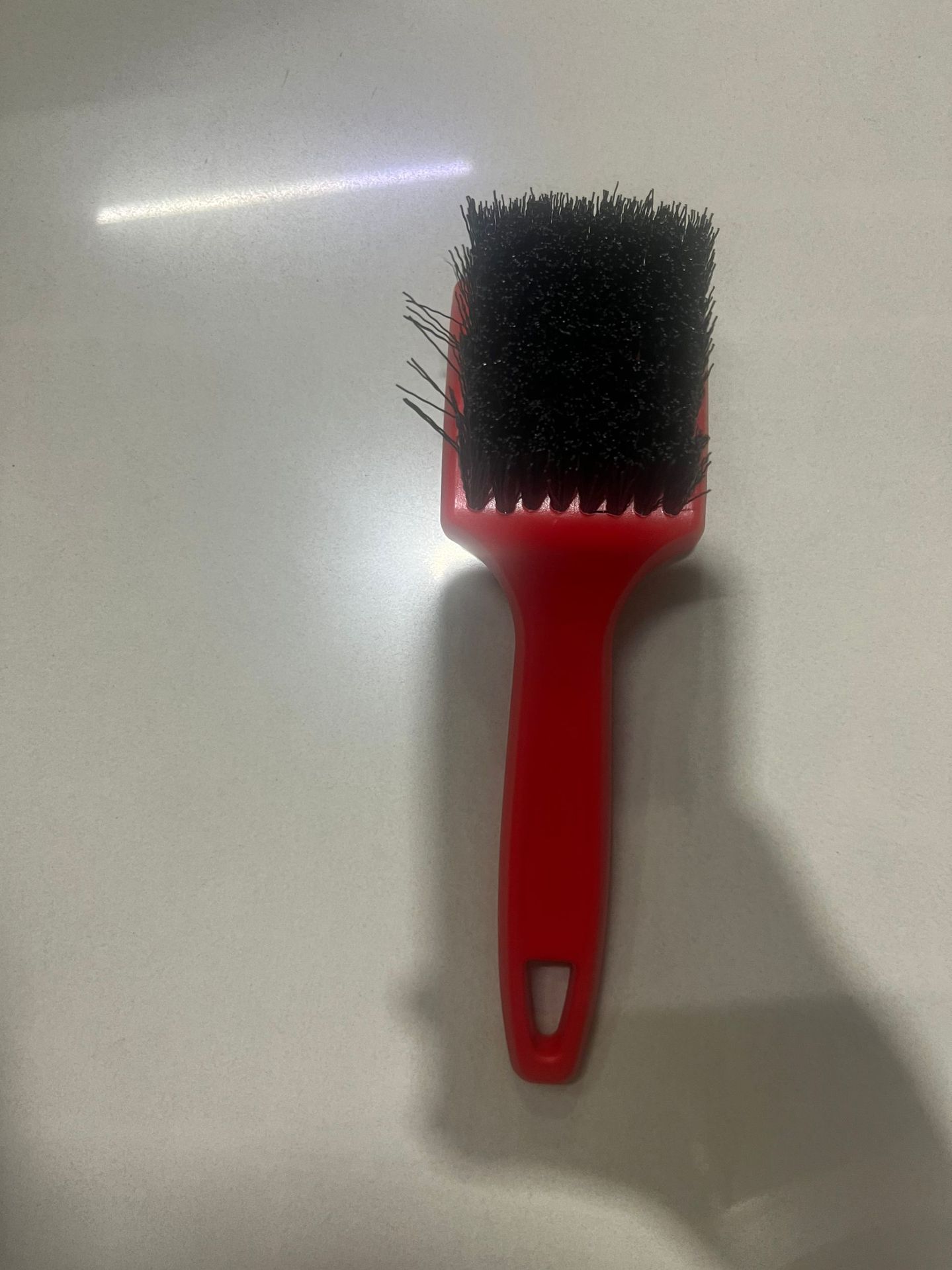 빨간 손잡이가있는 검은 머리