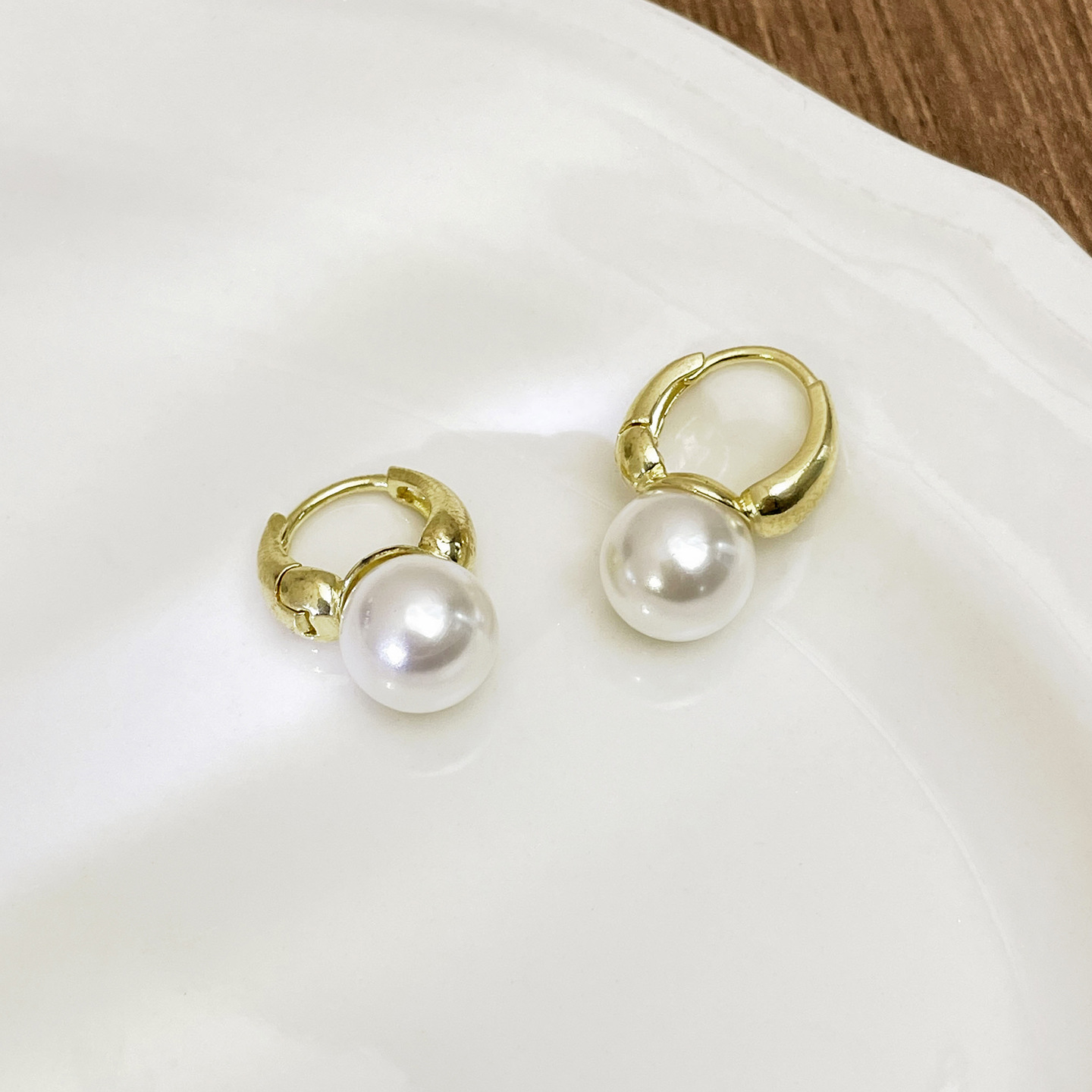 Puesto de mercado nocturno Pendientes de temperamento de moda caliente Pendientes de otoño e invierno para mujer Pendientes de perlas de imitación de lujo ligero de alta gama al por mayor