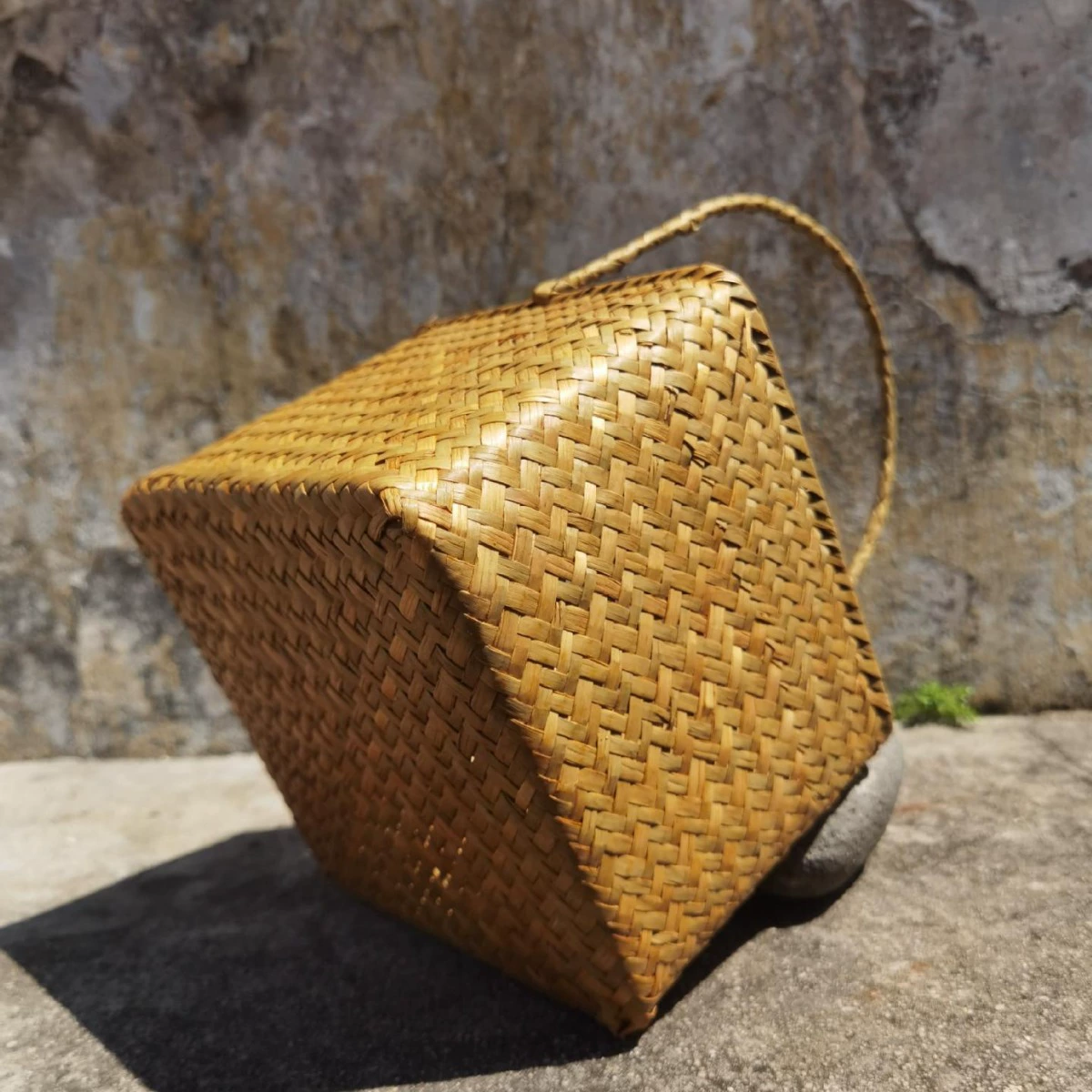 Handmade Seaweed Woven Basket (Golden grass craft) with Straw Handle — Natural Gift & Storage, 18×18×32 cm