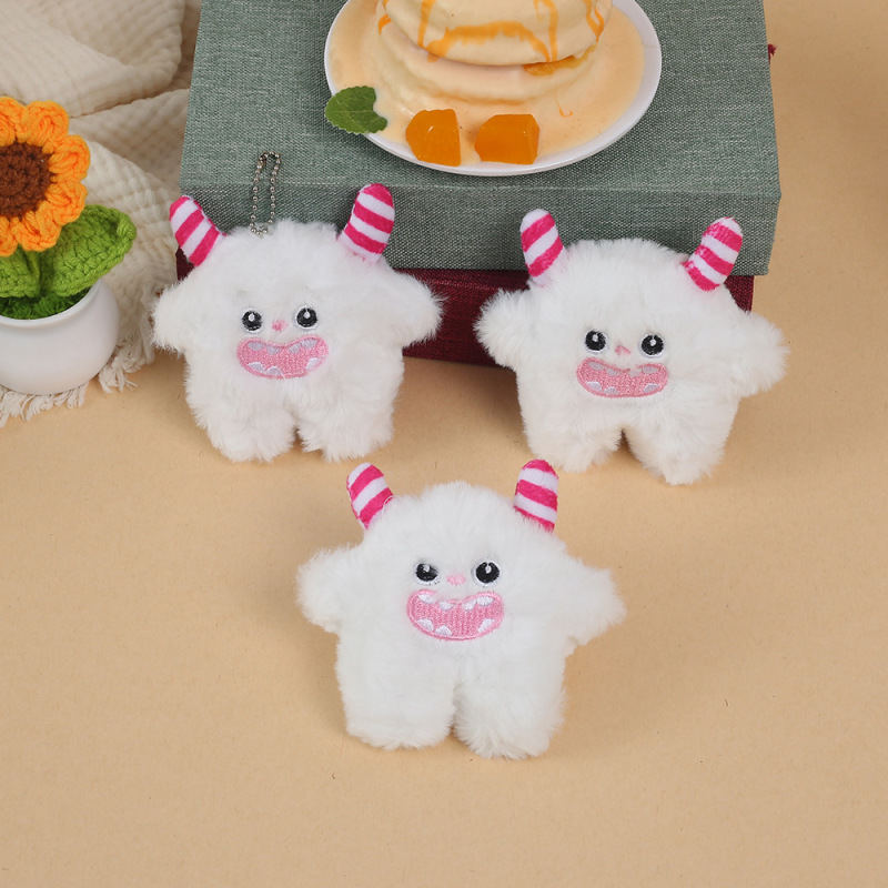 Manufacturer's same style milky white little snowman plush backpack pendant accessory, cute plush keychain for girls, birthday gift Manufacturer's same style milky white little snowman plush backpack pendant accessory, cute plush keychain for girls, birthday gift
