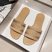 �W�t����Ů���⴩�¿�r�д̽���ĸ���eD����Ь�ɼ�ɳ��һ����Ь