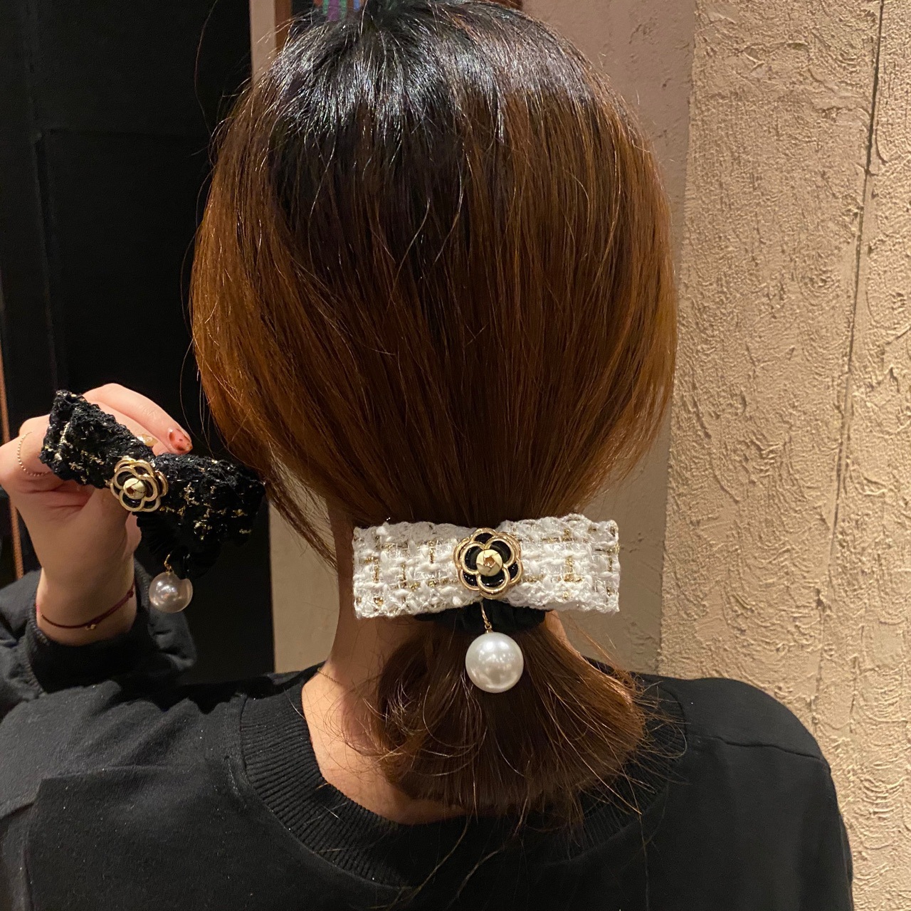 Estilo coreano 2020 Otoño e Invierno Nuevo estilo Chanel anillo de pelo de flor de Camelia blanco y negro anillo de intestino grueso elástico alto perla bola cabeza cuerda