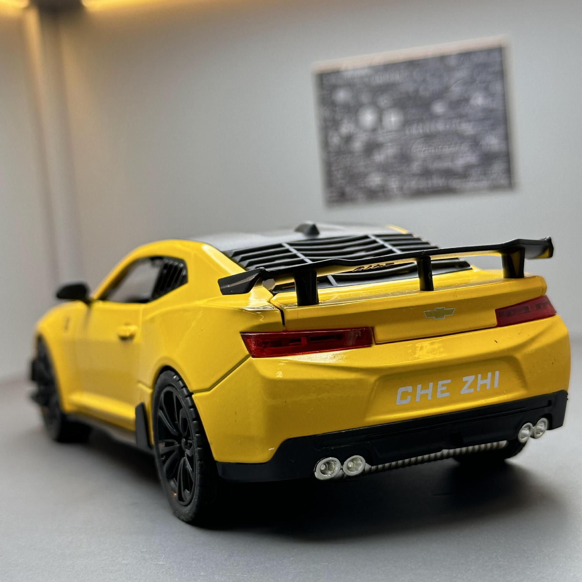 Aleación de coche 1:24 Comello modelo de coche Tire hacia atrás con sonido ligero música juguete coche abejorro modelo adornos