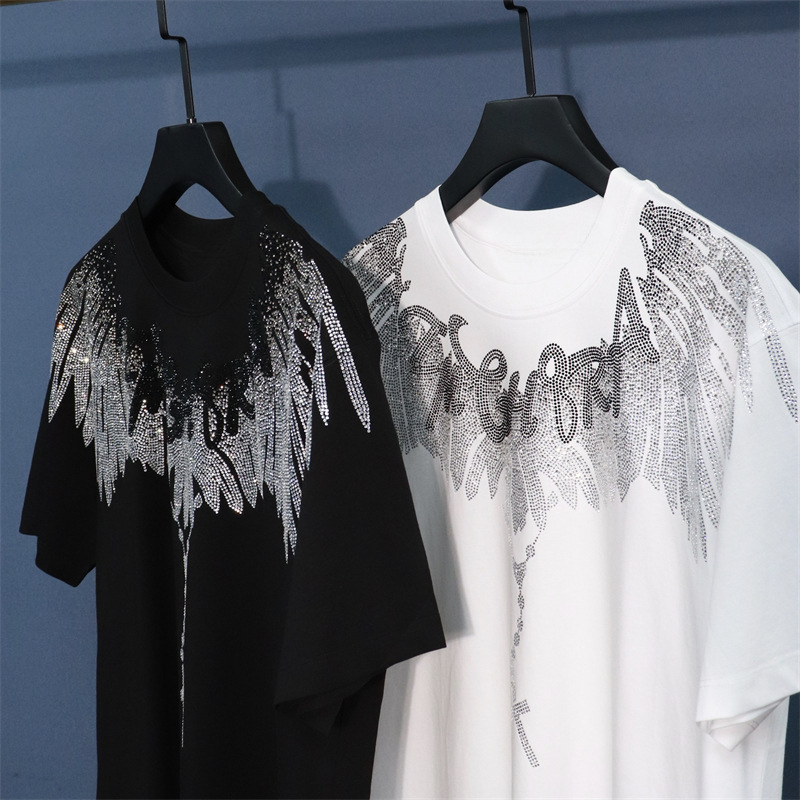 Camiseta de manga corta para hombre, talla grande, estilo europeo, marca de moda, con pedrería, diseño de alas de ángel en la parte delantera y trasera, corte holgado