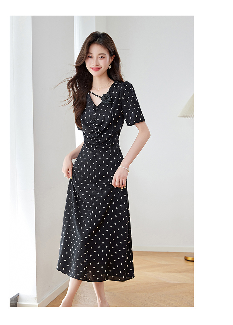 Đầm chấm bi tay phồng cổ V eo thắt dây dáng dài Z5627 — Màu đen, Màu trắng chi tiết 25