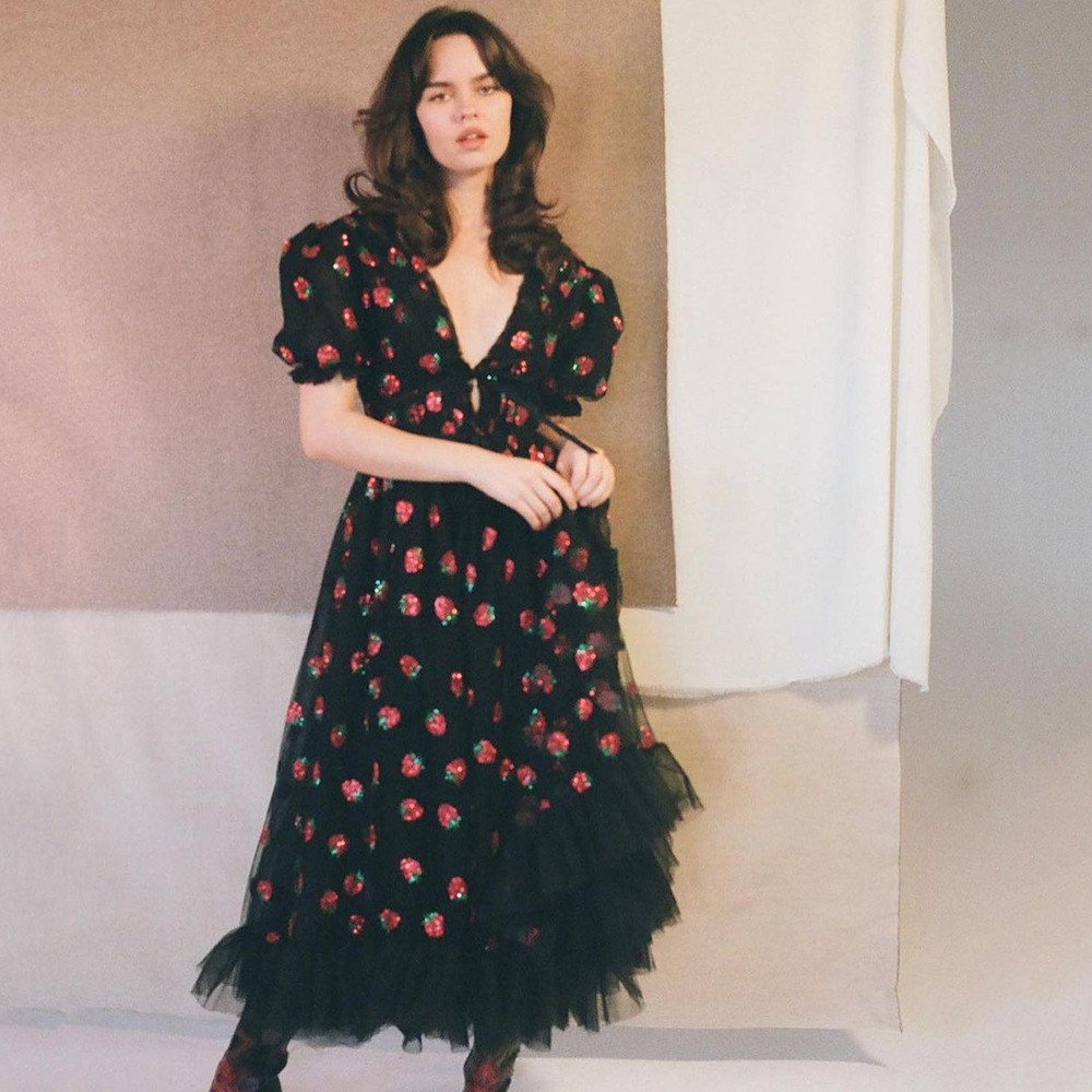 Vestido largo dulce con lentejuelas de corazón de cereza estilo francés, nuevo para primavera y verano 2025, con tirantes de malla, ajuste delgado y vestido moderno.