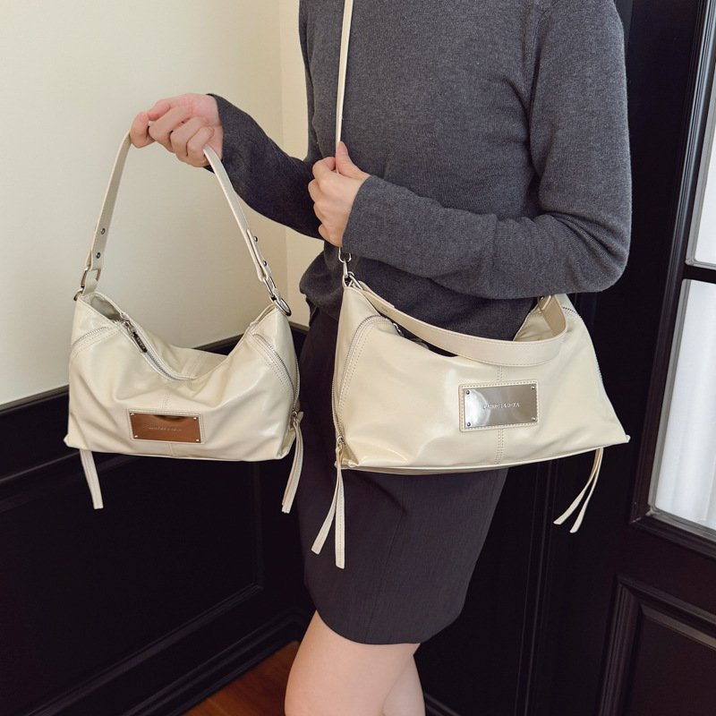 Transfronterizos suaves retro bolsas de brazo portátiles mujeres otoño y invierno 2025 nueva moda versátil bolsas de hombro bolsas de transporte