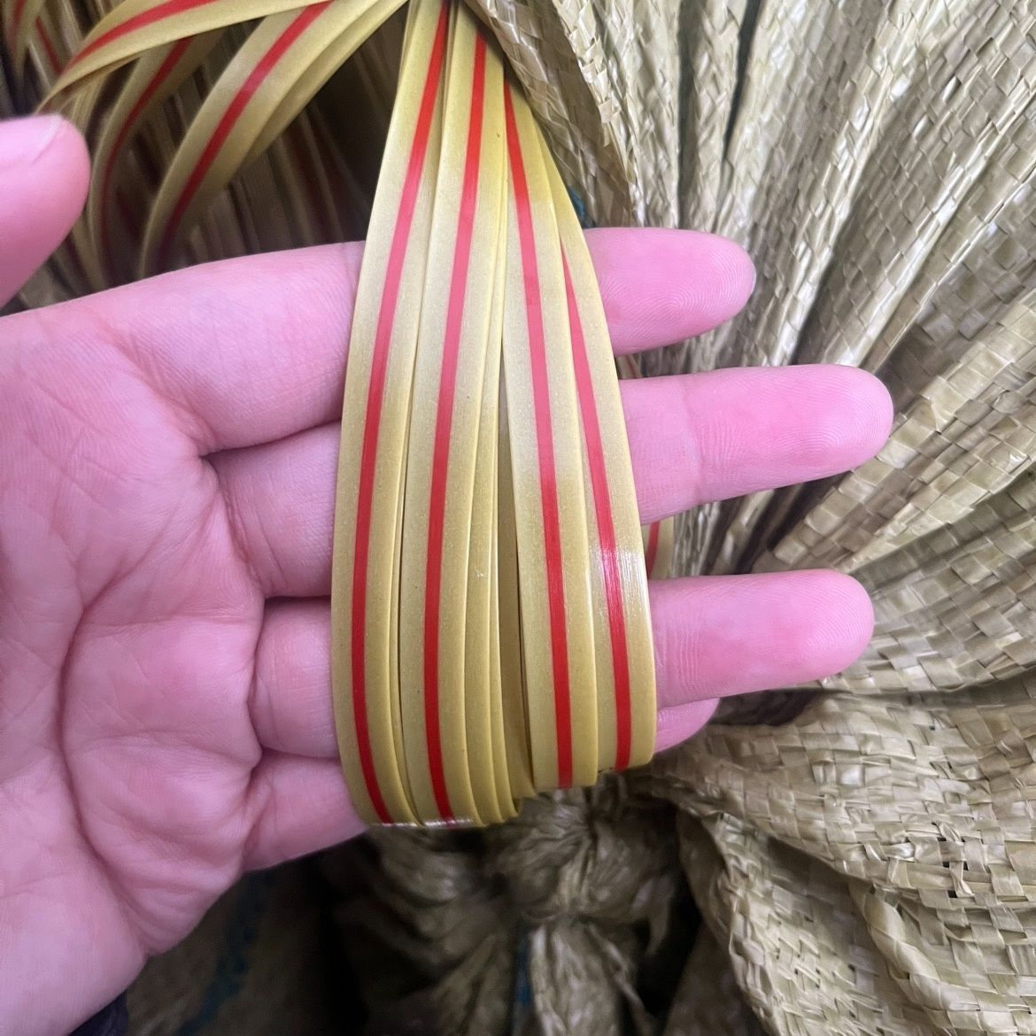 레트로 레드 스트립을 당겨보세요