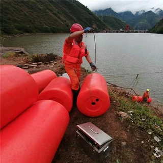 河道穿钢丝绳拦污浮筒 聚乙烯拦截垃圾漂排 500*700航道应急浮筒