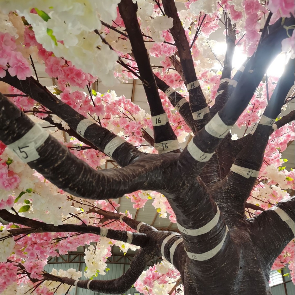 Simulación a gran escala artificial de cerezos en flor Centro comercial Escenografía de hotel Cerezos en flor Escenografía cuadrada grande Simulación de cerezos en flor