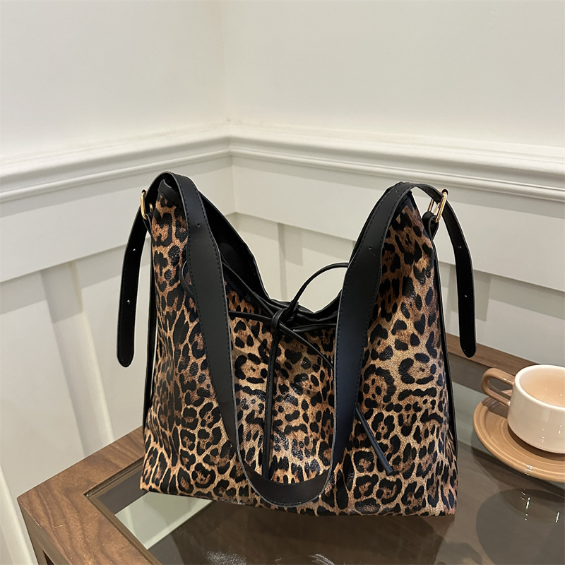 Bolsa de leopardo retro de hombro para mujeres 2025 nueva moda para estudiantes universitarios clase de viaje perezoso viento de gran capacidad bolsa de mano