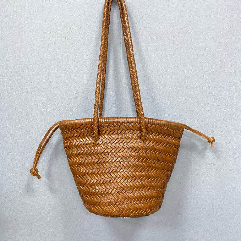 La misma bolsa de cuero de vaca tejida con capa de cabeza de la familia z, bolsos de hombro de cuero retro, bolsos de canasta de verduras hechas a mano de cuero, bolsos de playa de viaje, bolsos especiales