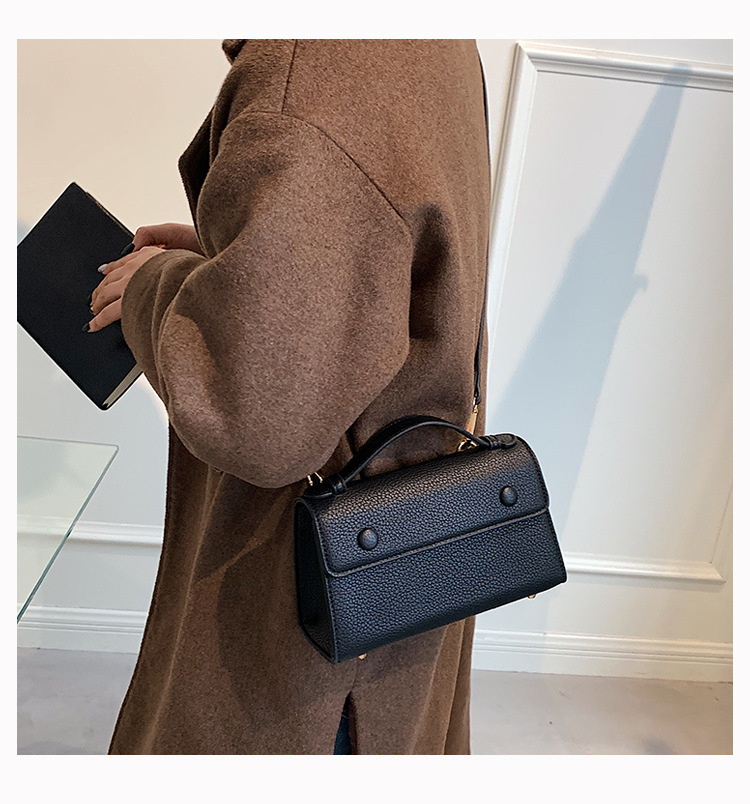 Rétro 2021 Nouvelle Mode Automne Et Hiver Messager Haut Sens Niche Portable Petit Sac Carré display picture 6