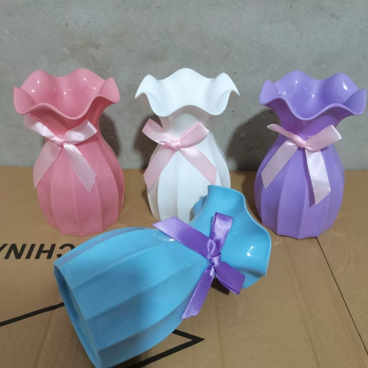 Пластиковая ваза с листьями лотоса может хранить воду