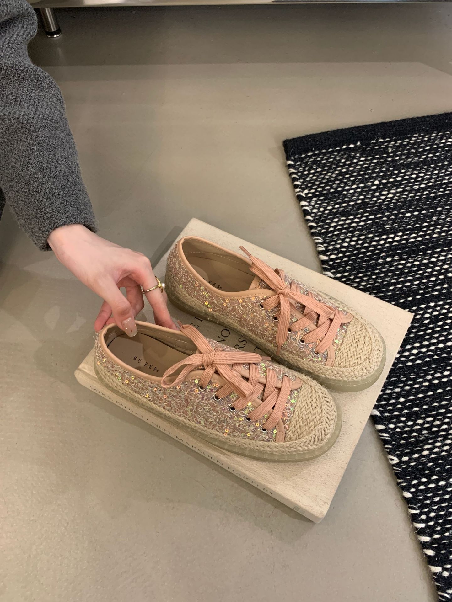 French-style High-end Straw-woven Thick-soled Lace-up Sequined Fisherman For Women, Slip-on Loafers, Fashionable Casual_vogvips.com