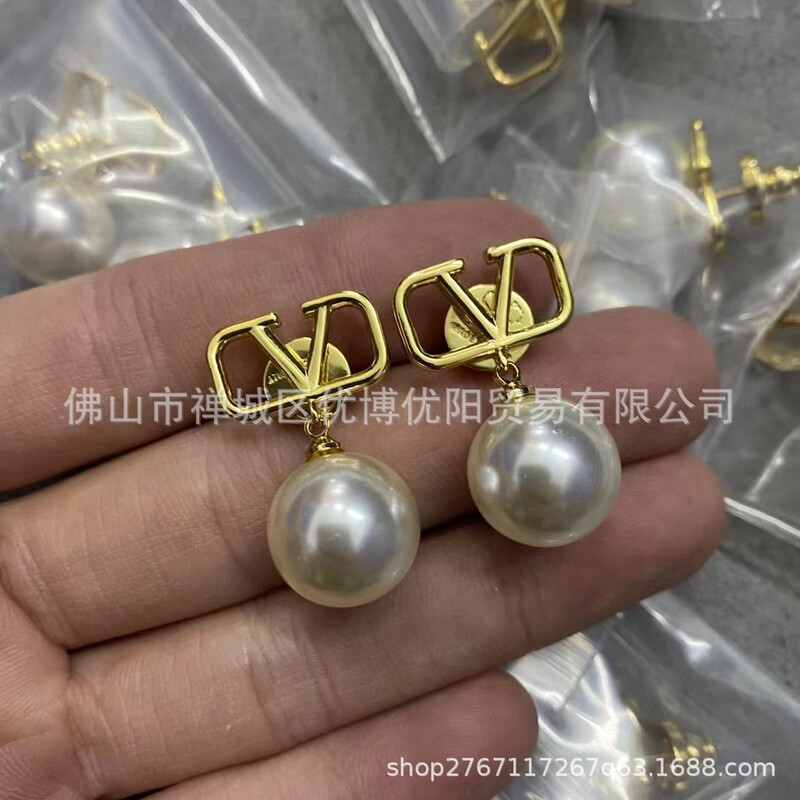 Warren Tianjia Pair Letter V Pearl Earrings Women's Fashion Simple Advanced Photosensitive Earrings Women's Factory Wholesale