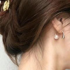 フランス式の優雅な白い真珠の耳掛けの小さい大衆のデザイン感の幾何学の耳飾りの女性の冷たい気質の日常の潮はピアスをかけます。