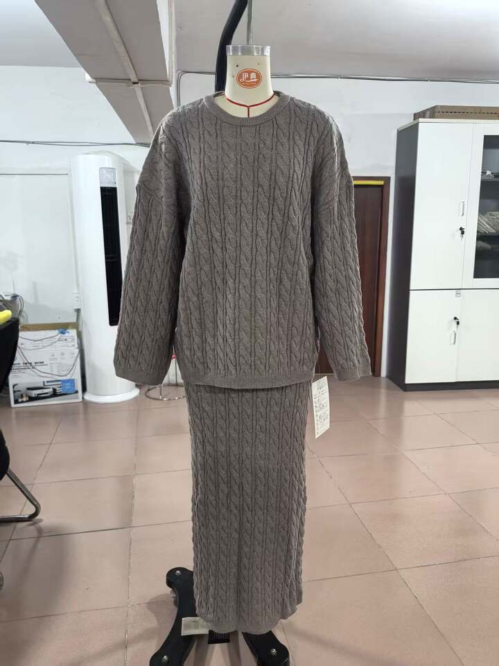 Bộ ba món áo len dệt kim tay dài kèm khăn choàng và chân váy dài — Màu cà phê, Màu sô cô la, Màu trắng, màu xám chi tiết 3
