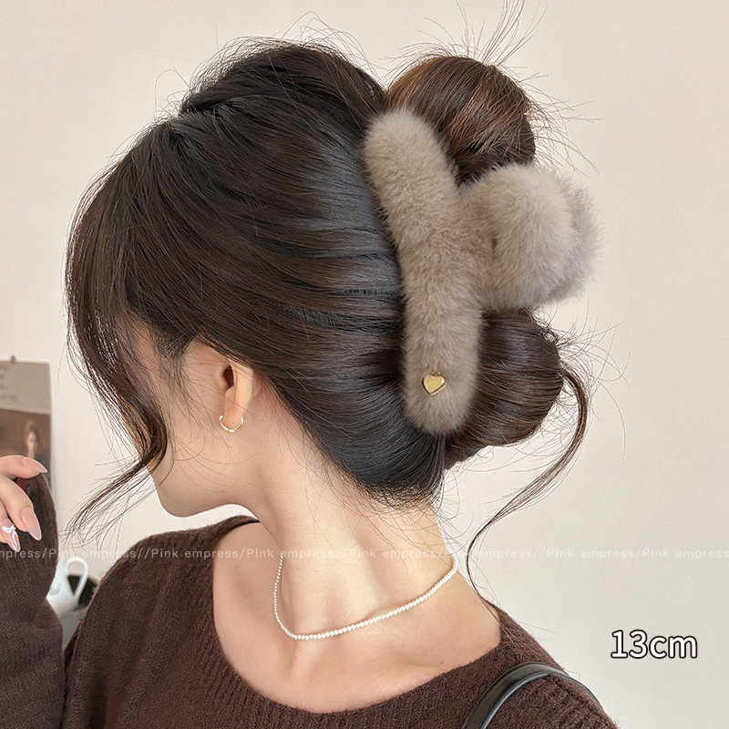 2025 nuevo clip de peluche lindo temperamento peludo detrás de la cabeza de cabello de alto nivel sensación de tiburón clip grande mujer