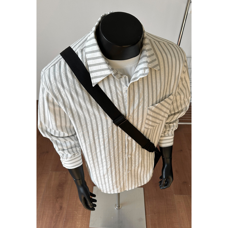 Camicia a maniche lunghe da uomo americana a righe grigie e bianche in stile retrò, ideale per la primavera, con un elegante effetto drappeggio._voghion.com