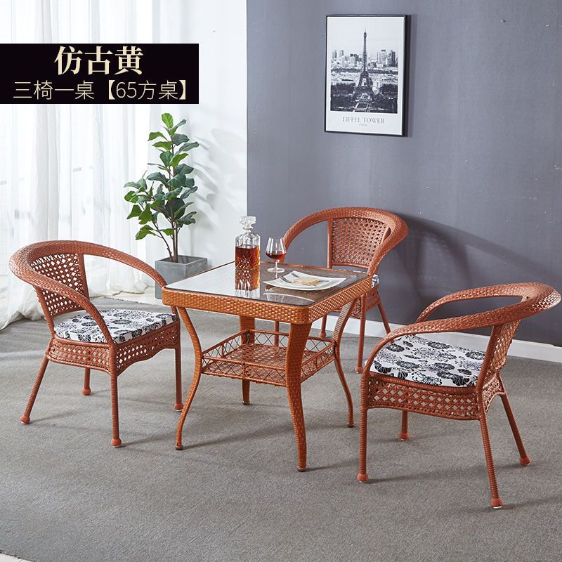 앤틱한 노란색 의자 3개와 정사각형 테이블 65개