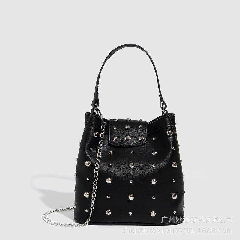 25 New Models of Cross-Border Rivet Handbags for Women, Large Capacity, Niche Luxury Chain Crossbody Bags, Wholesale from the Source Factory 25 New Models of Cross-Border Rivet Handbags for Women, Large Capacity, Niche Luxury Chain Crossbody Bags, Wholesale from the Source Factory