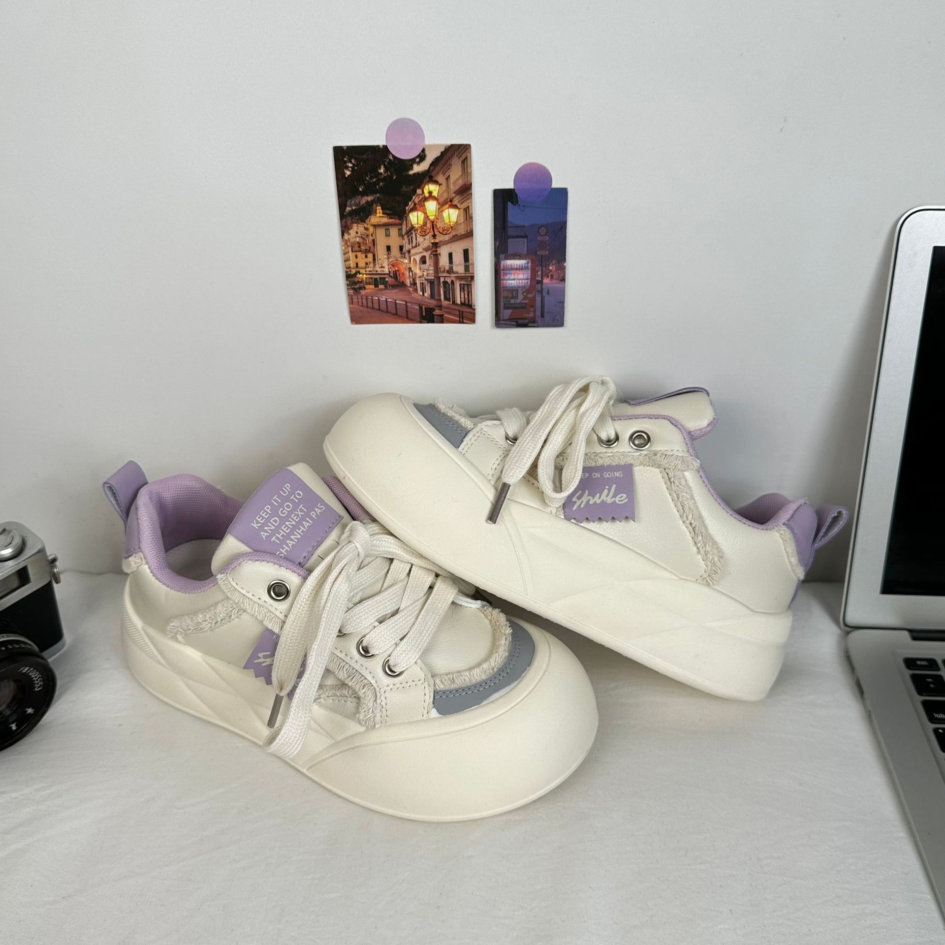 Yuanbo2025 primavera de zapatos de skate de altura de suela gruesa para estudiantes de estilo coreano, zapatos blancos de nicho, zapatos de moda