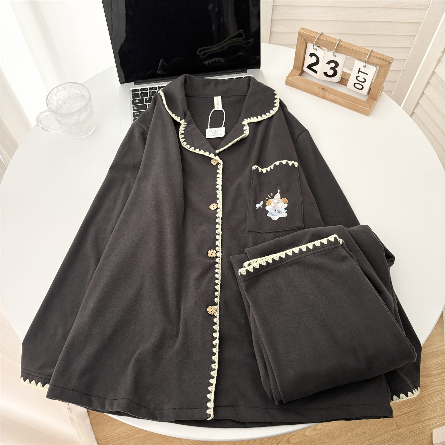 Nuevo pijama de invierno transfronterizo de mujeres de terciopelo con solapa de manga larga cardigán dulce lindo y cálido conjunto de ropa de hogar