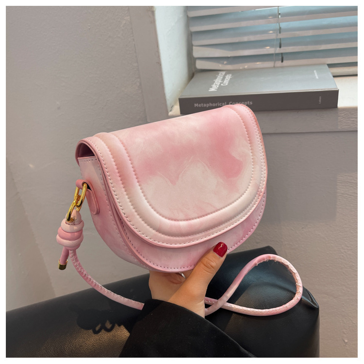 Women's Basic Fashion Gradient Color Soft Surface Semicircle Magnetic Buckle Shoulder Bag Saddle Bag Pu Leather Shoulder Bags display picture 3