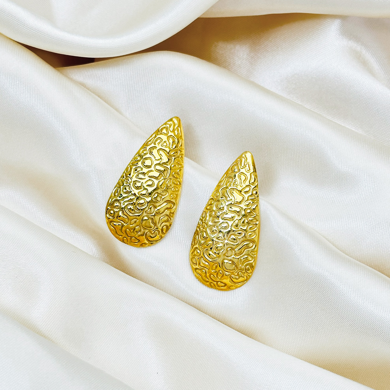 Pendientes de acero inoxidable a rayas cuadradas de tendencia de alta gama transfronteriza europea y americana Pendientes de 18K de lujo ligero para mujer al por mayor