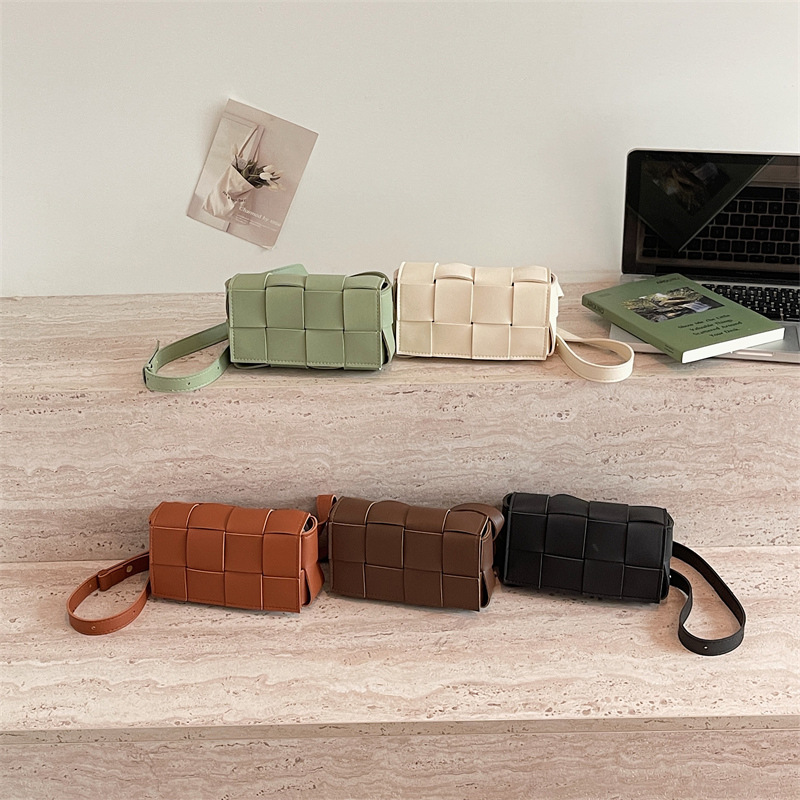 2026 nuevo bolso de verano de tejido estilo coreano bolso de mochila de moda color caramelo bolso de hombro de nicho simple
