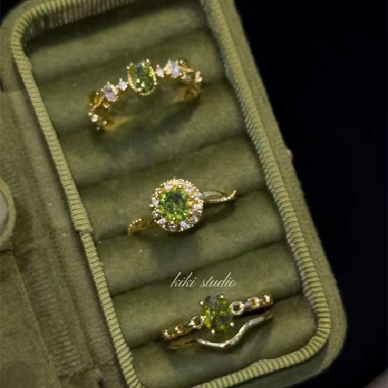 Atmospheric elegant small design ring, flowered, light luxury style, on index finger