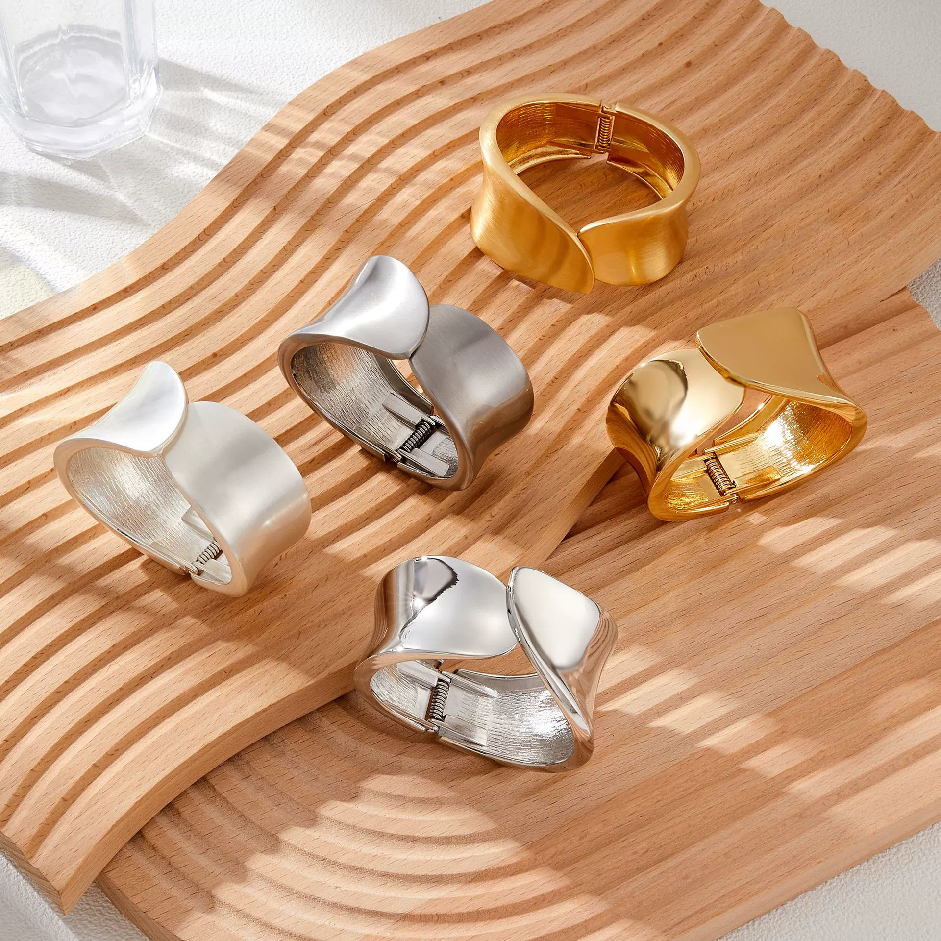 Трансграничная европейская и американская мода горячая девушка браслет легкий экстравагантный холодный ветер текстура металлический сплав открытый браслет женский производитель прямой поставки