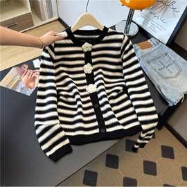 时尚高级感小香风设计感钩花圆领外套女秋冬撞色条纹针织毛衣开衫