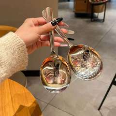 304短柄の大頭がスプーンを落としてご飯を食べます。